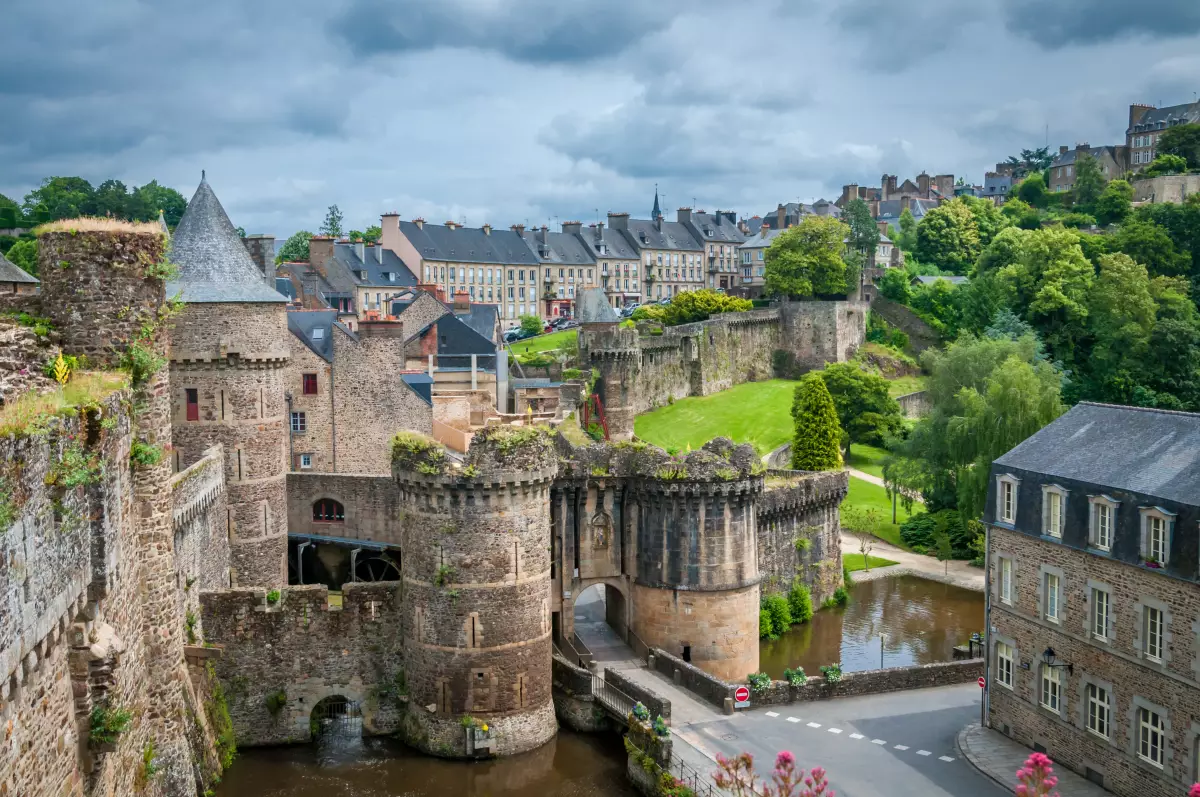 les tourelles et remparts du château de Fougères