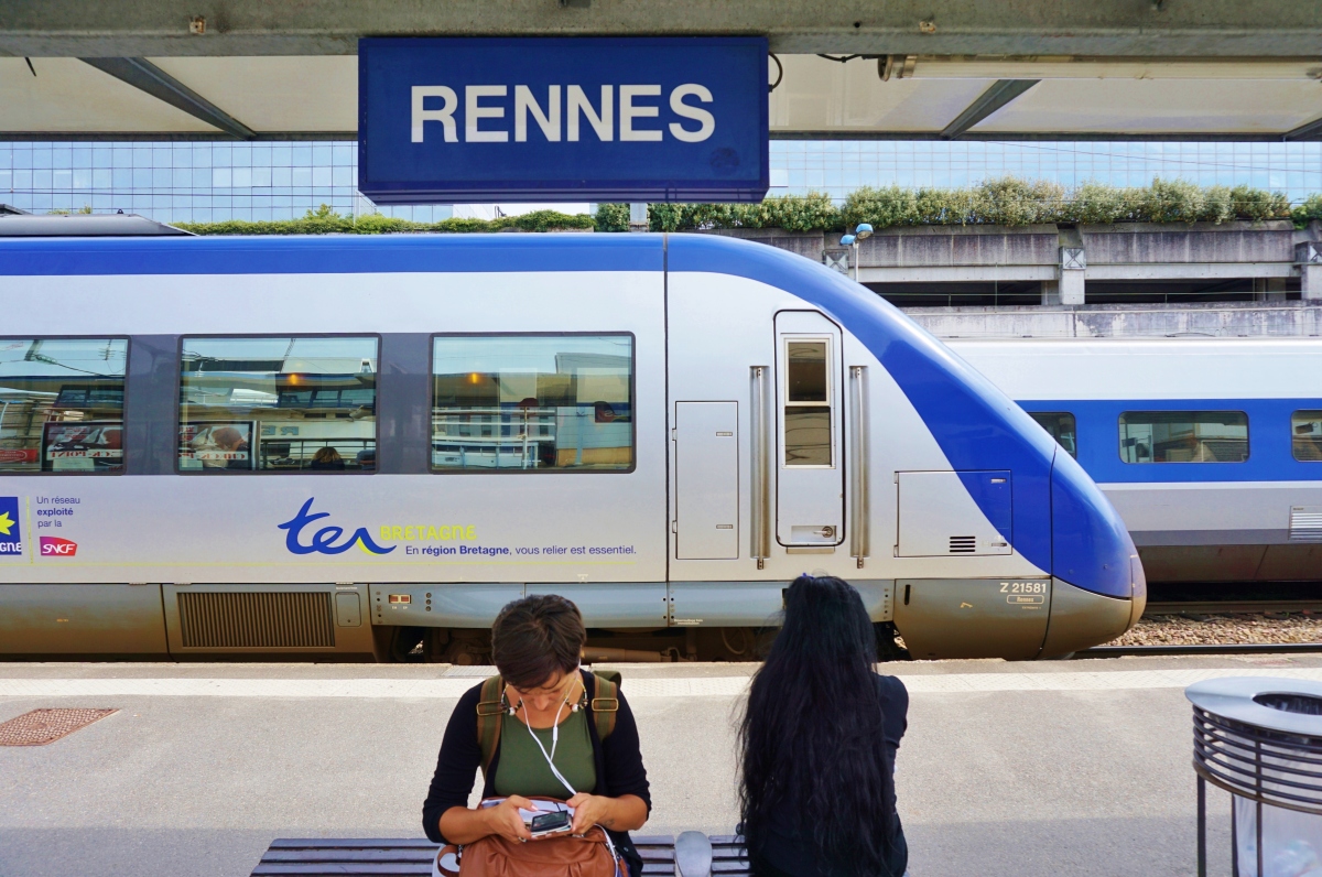 où investir à Rennes – La gare de Rennes avec un train à quai