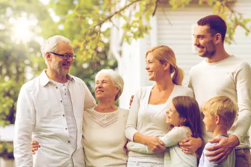 Une famille devant son logement Une famille devant son logement