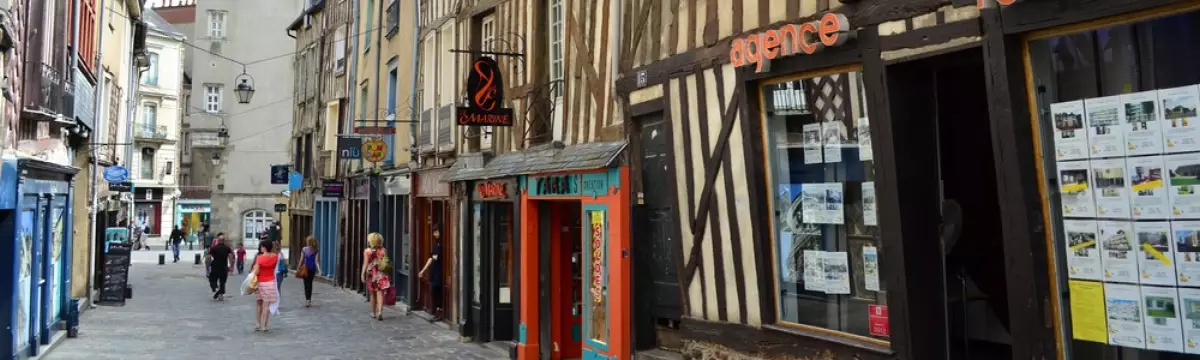 Une agence dans une rue de Rennes Une agence dans une rue de Rennes