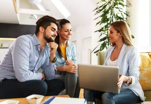 Une réunion entre clients et conseiller Une réunion entre clients et conseiller