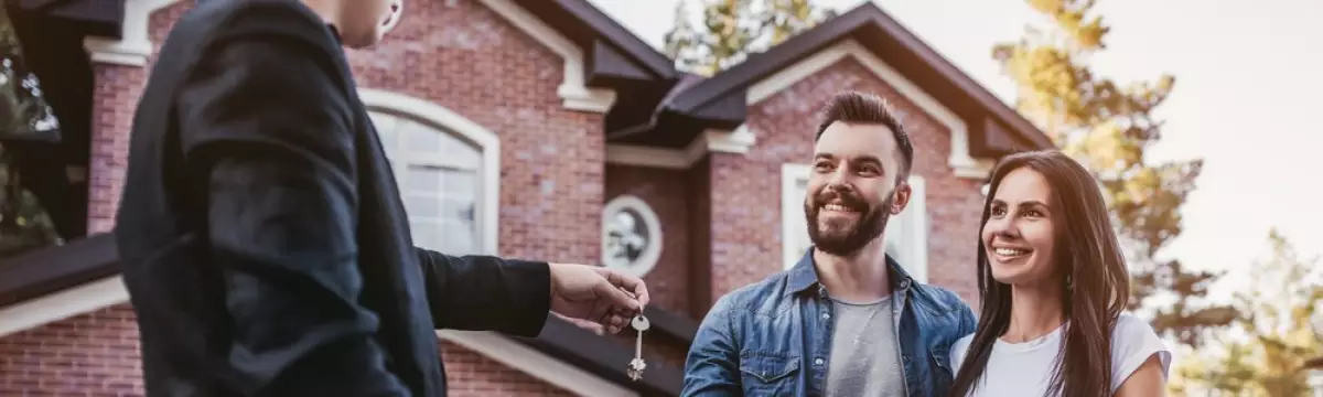 Un couple reçoit les clés de sa maison neuve Un couple reçoit les clés de sa maison neuve