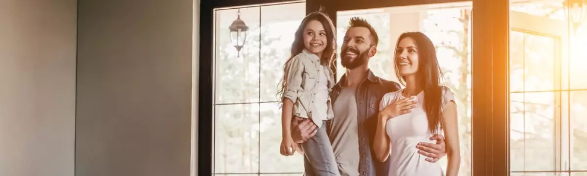 Une famille qui emménage dans un nouveau logement Une famille qui emménage dans un nouveau logement