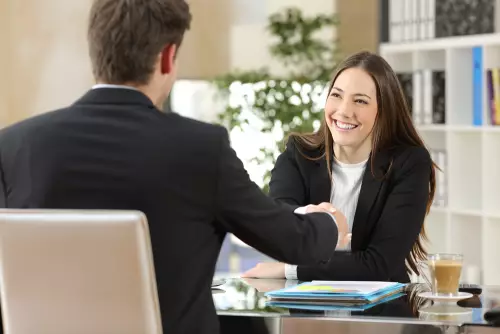 Une conseillère et son client Une conseillère et son client