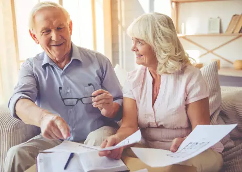 Un couple d'investisseurs seniors Un couple d'investisseurs seniors