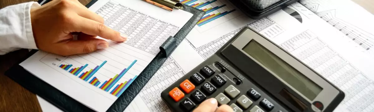 Un homme fait ses comptes Un homme fait ses comptes