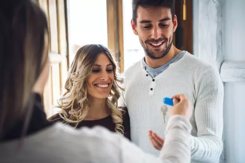 Un couple heureux récupère des clés Un couple heureux récupère des clés