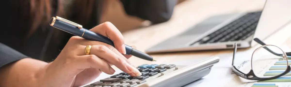 Une femme qui fait des calculs Une femme qui fait des calculs