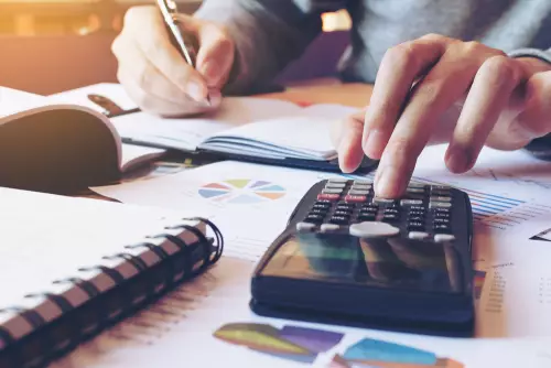 Un homme fait des calculs Un homme fait des calculs