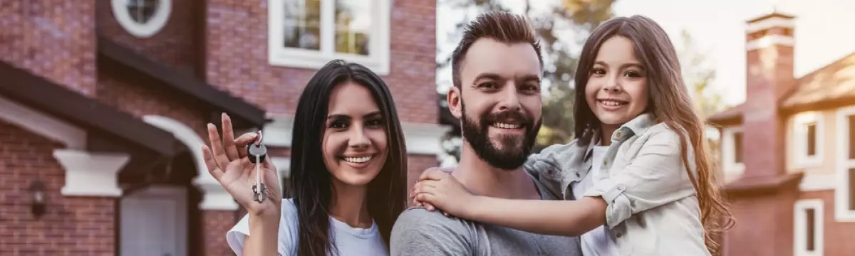 Couple avec enfant devant sa nouvelle maison Couple avec enfant devant sa nouvelle maison