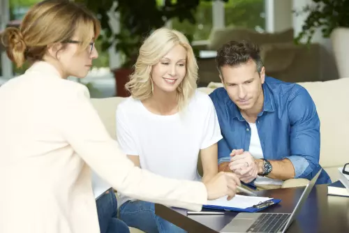 Un couple d'acheteurs immobiliers Un couple d'acheteurs immobiliers