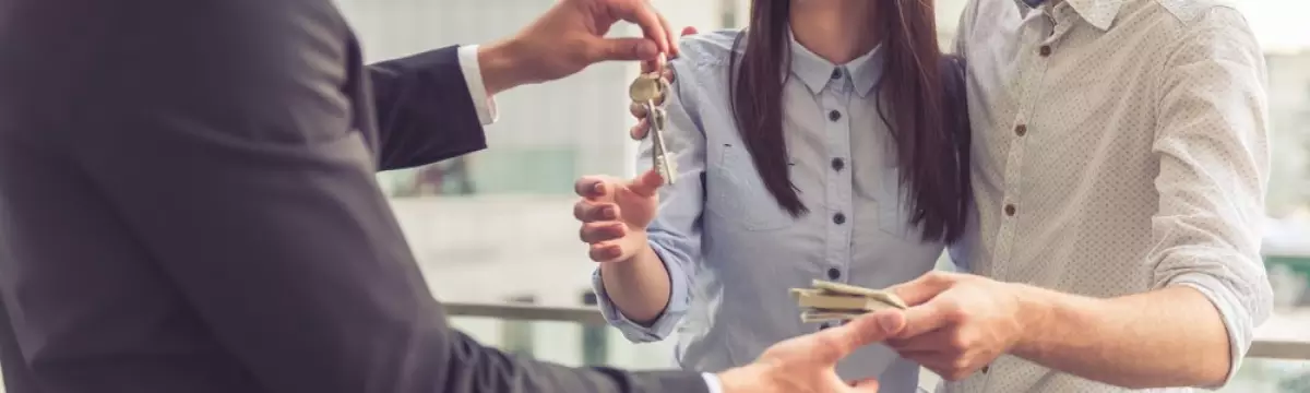 Couple de futurs propriétaires qui récupère ses clés Couple de futurs propriétaires qui récupère ses clés
