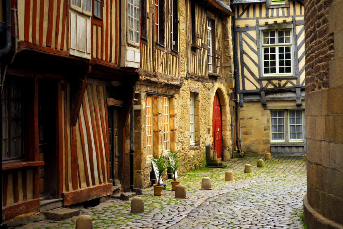 Une rue médiévale au cœur de Rennes... La ville voit encore cohabiter des identités architecturales très contrastées