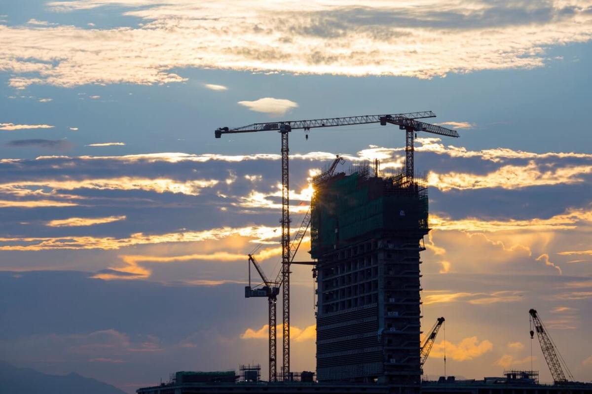 Coucher de soleil sur un chantier