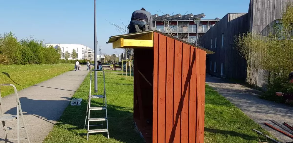 La cabane à dons, installée par l'association des Champs Bleus La cabane à dons, installée par l'association des Champs Bleus