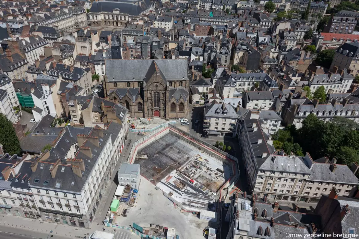 La place Saint-Germain vue du ciel - Le 28 juin 2015 La place Saint-Germain vue du ciel - Le 28 juin 2015