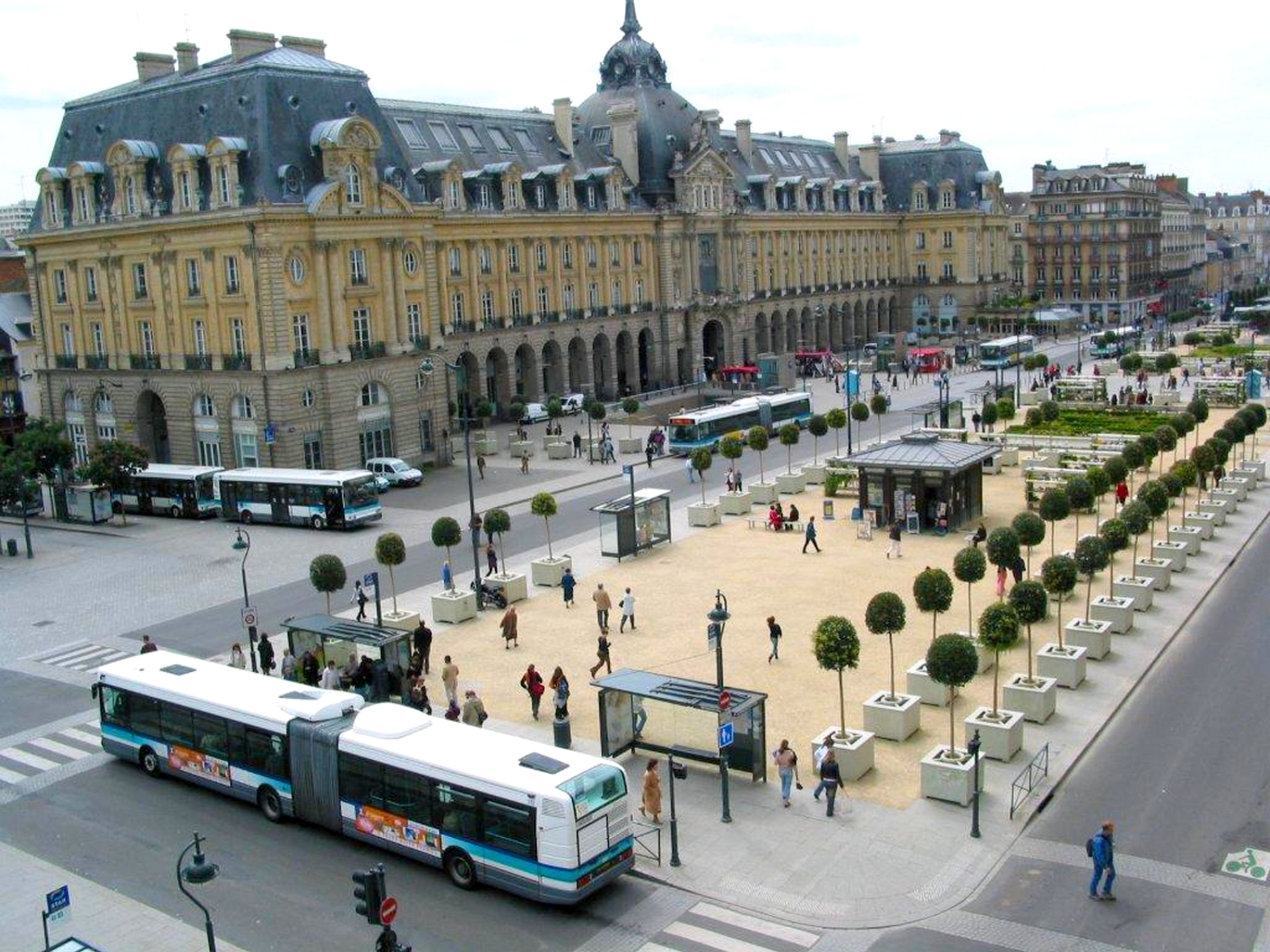 Plusieurs lignes de bus circulant autour du Palais du Commerce de Rennes