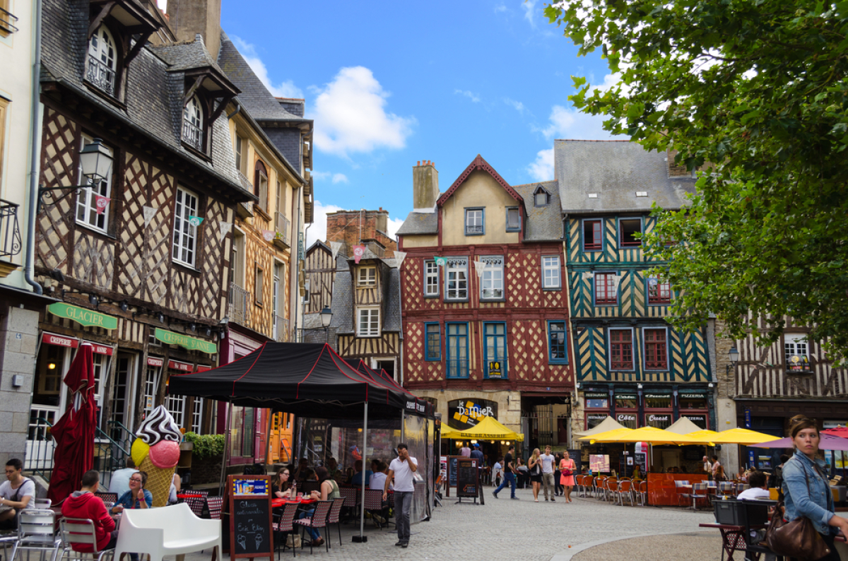 Rue typique de Rennes avec ses maisons anciennes à colombage