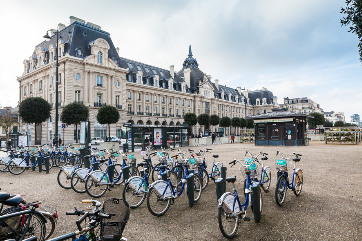 Une place de Rennes avec un parking à vélos