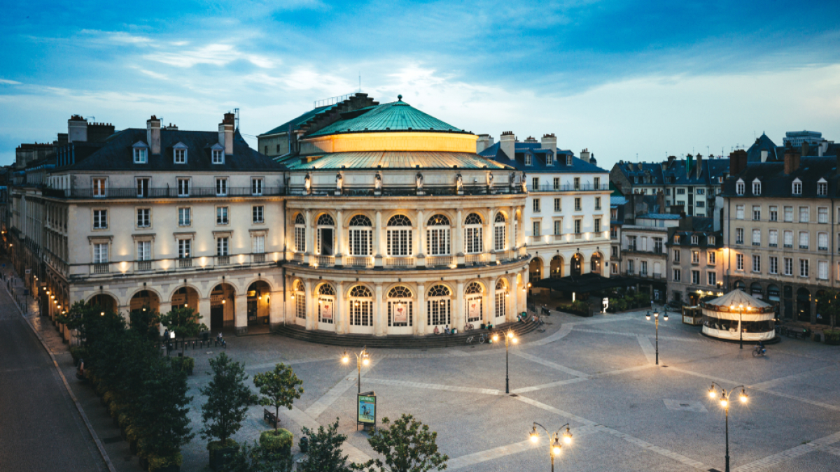 Vue sur la place et l'opéra de Rennes