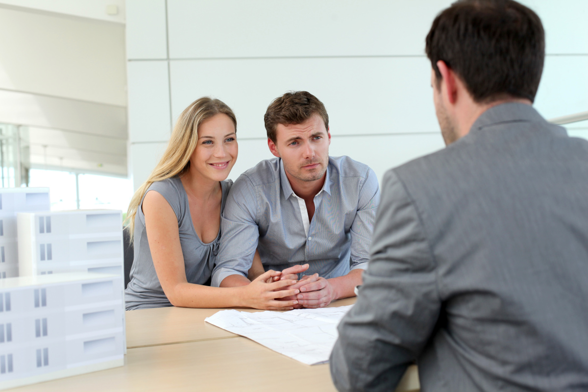 Un couple de Rennais en rendez-vous avec un courtier immobilier Un couple de Rennais en rendez-vous avec un courtier immobilier