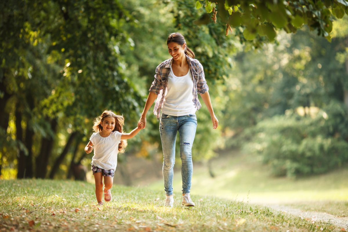 Une mère et sa petite fille jouant dans la nature