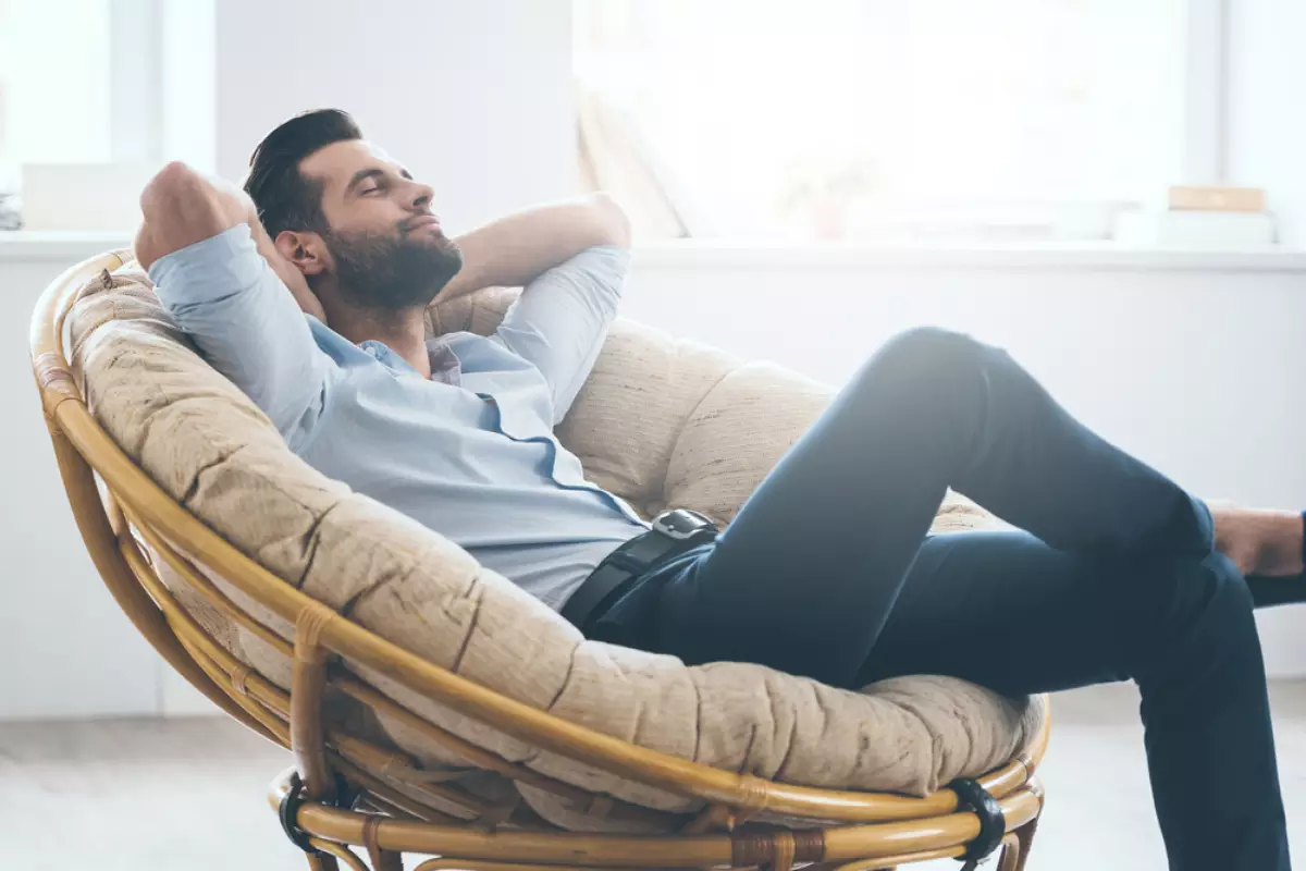 un homme détendu sur un fauteuil