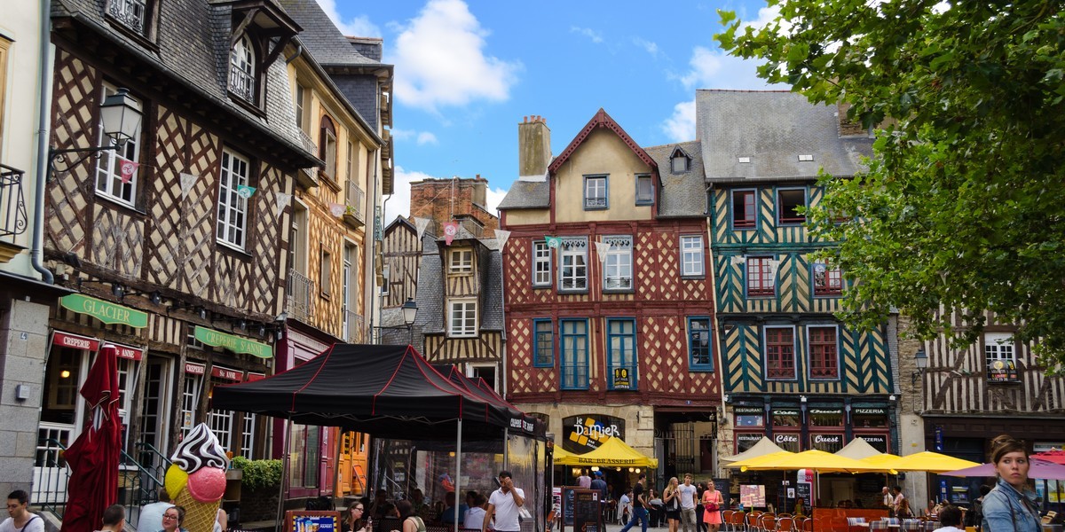 Un emprunteur qui souhaite renégocier son prêt immobilier peut réaliser une économie considérable renegocier prêt immobilier - La place Sainte-Anne à Rennes