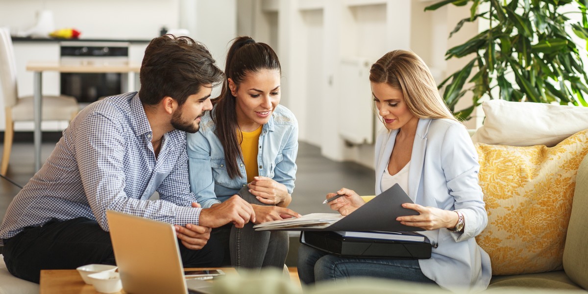 renegocier pret immobilier - Un couple en rendez-vous pour renégocier son prêt immobilier