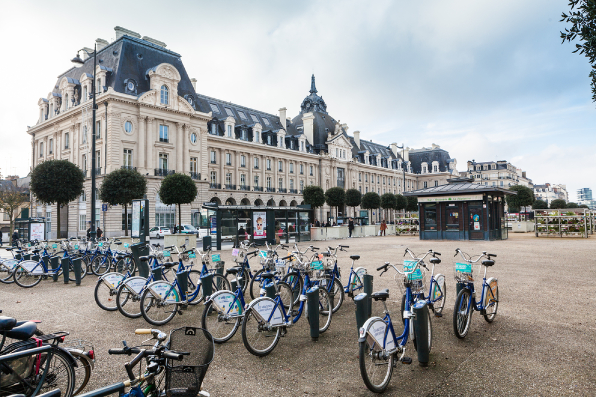 Rennes pistes cyclables – Une station de vélos en libre-service dans le centre de Rennes