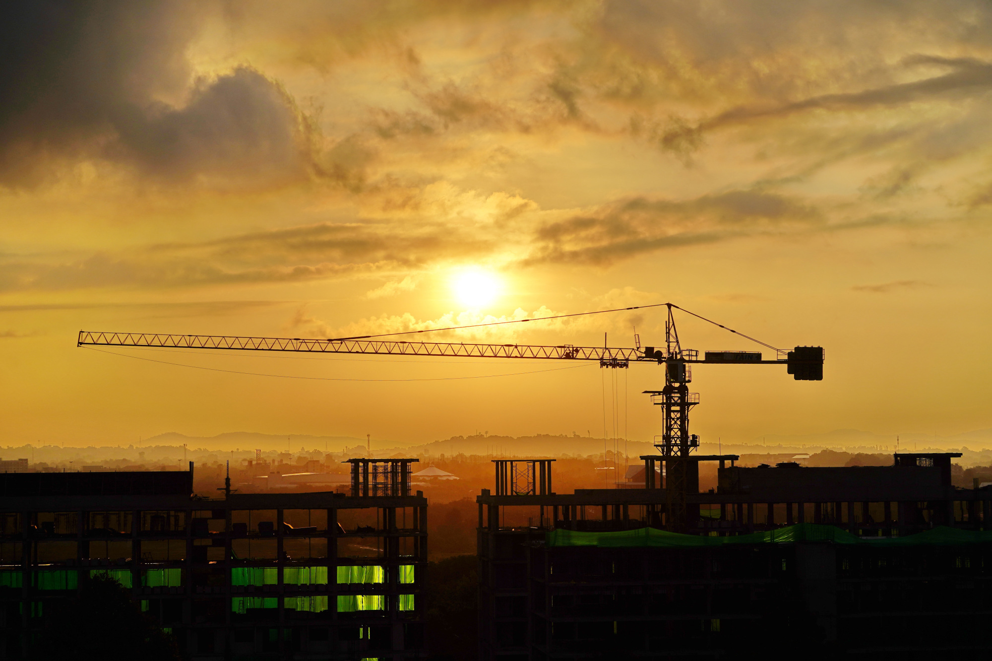 Grue de construction sur un chantier à l'aube