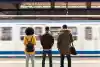 3ème ligne de métro à Toulouse – Groupe de 3 personnes attendant le métro sur le quai.