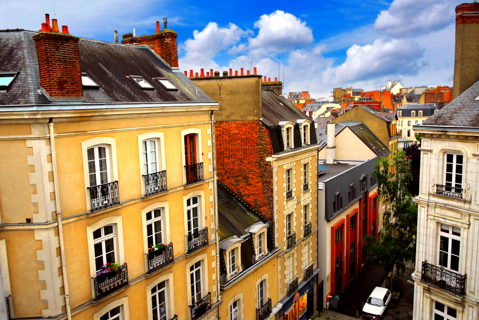 Rue avec maisons colorées à Rennes, France, vue de dessus