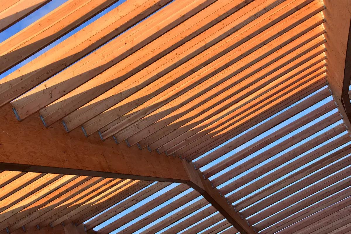 une pergola en bois sur fond de ciel bleu