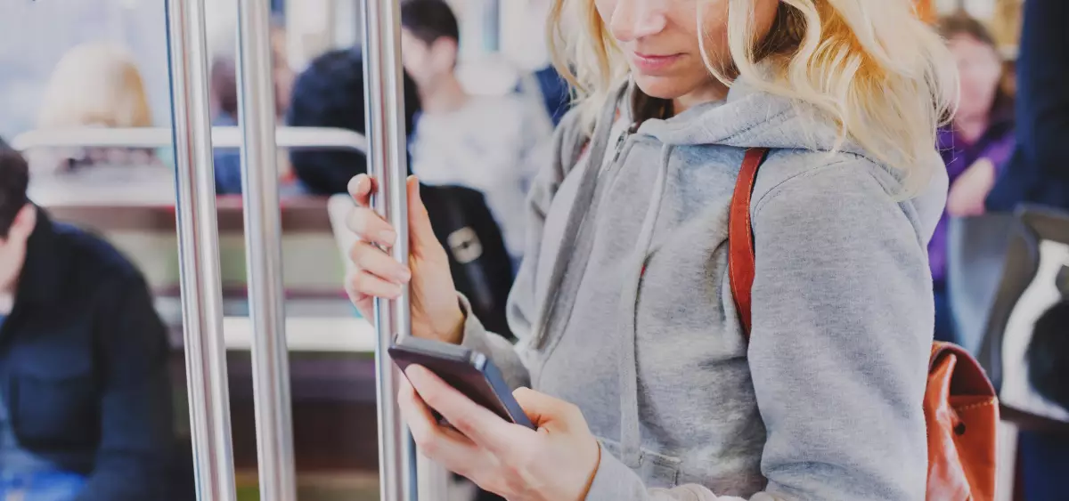 Nouvelle ligne de métro à Rennes – Personne regardant l’écran de son smartphone dans le métro.
