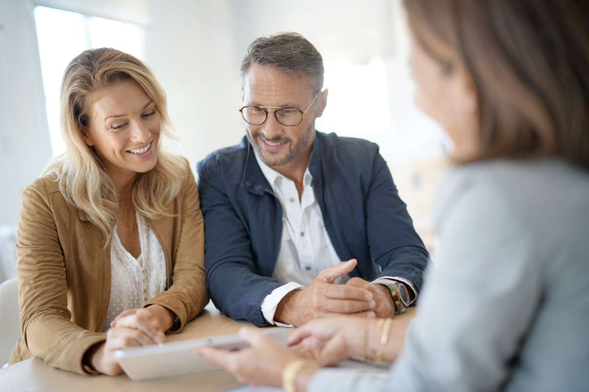 Courtier immobilier Rennes – Un couple face à un professionnel