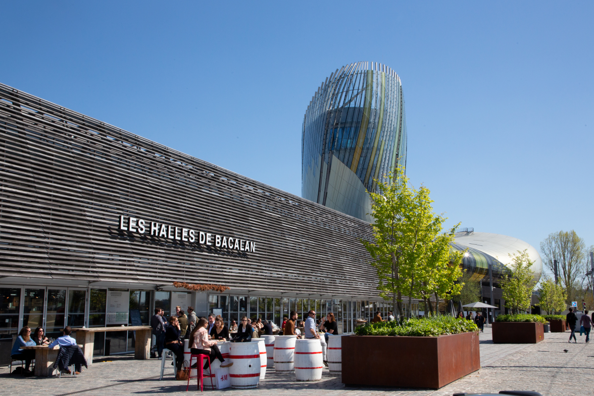 les halles et la cité du vin dans le quartier de Bacalan à Bordeaux