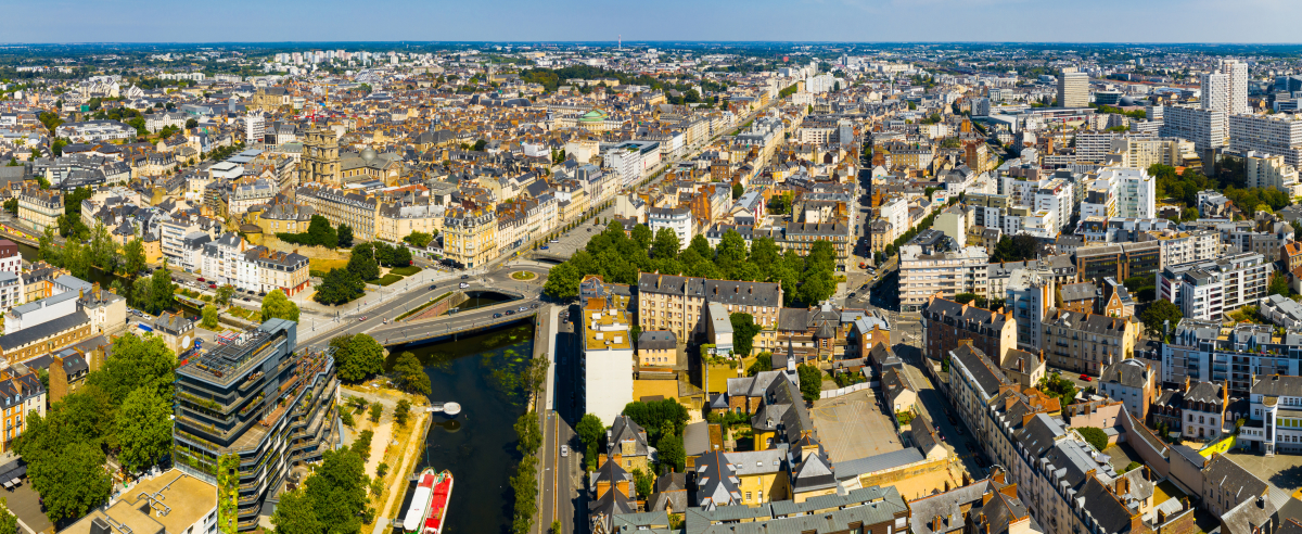 Hôtel-Dieu à Rennes – Vue panoramique de la ville de Rennes avec des bâtiments et maisons