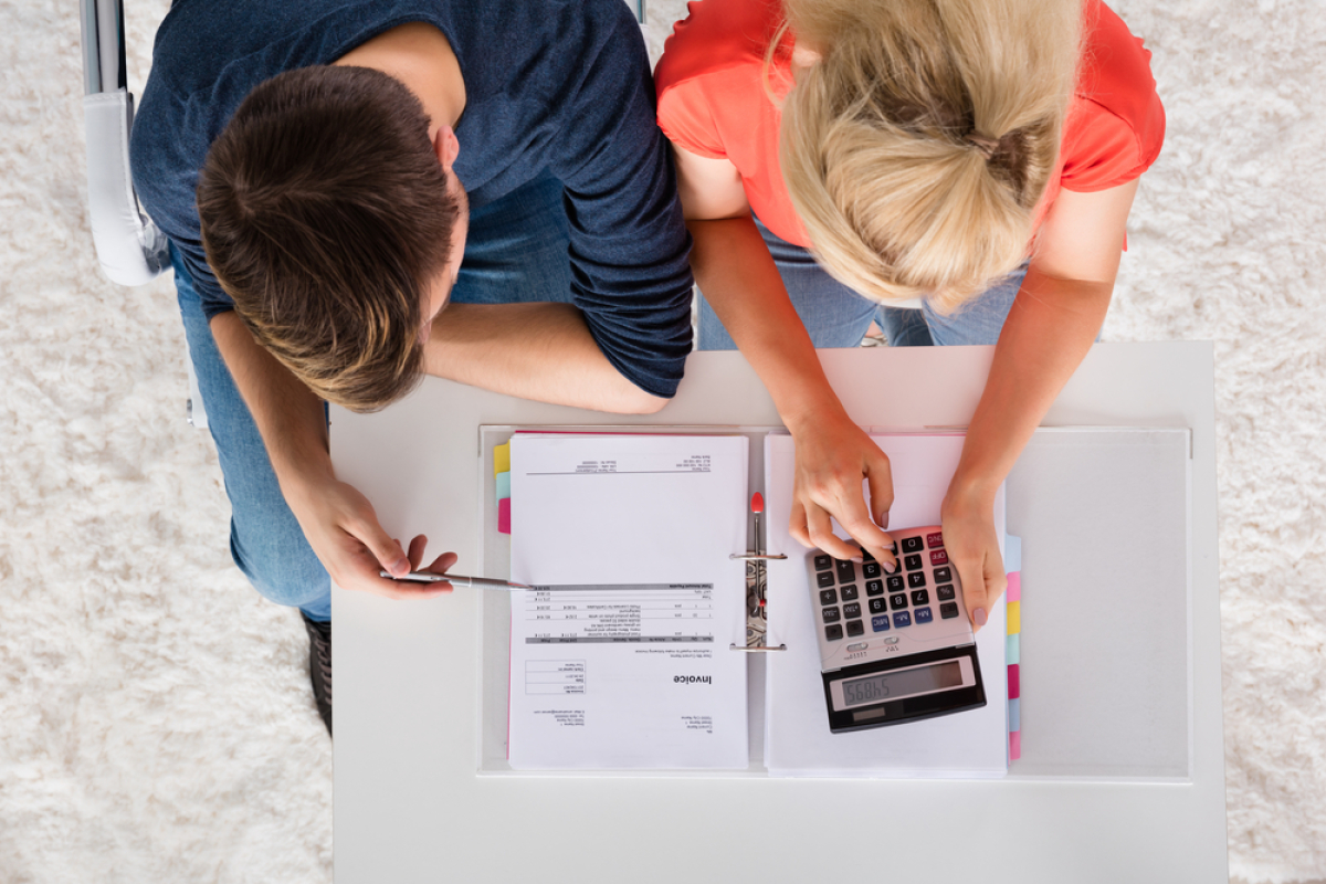 Comment financer son appartement neuf à Rennes Appartements neufs à Rennes – Couple calculant leurs possibilités de financement pour un appartement neuf à Rennes
