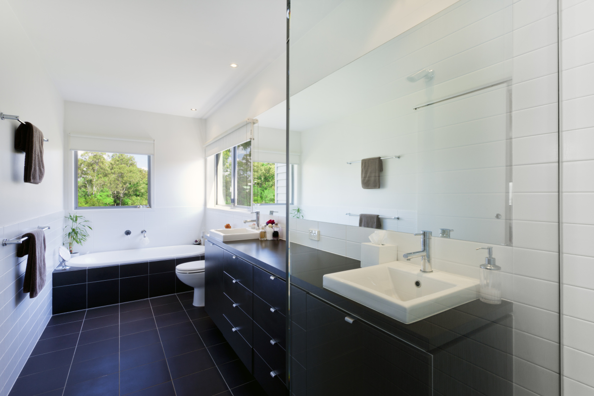 quel sol choisir pour son logement neuf – une salle de bain avec du carrelage mat noir
