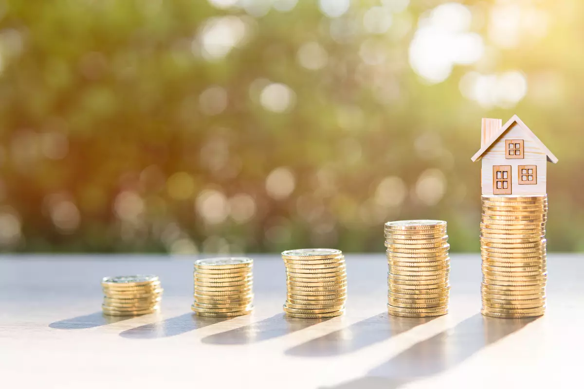 Plusieurs dispositifs d'aide à l'achat immobilier existent pour l'immobilier neuf conseils investissement immobilier - Piles de pièces de monnaie symbolisant l'épargne pour un achat immobilier