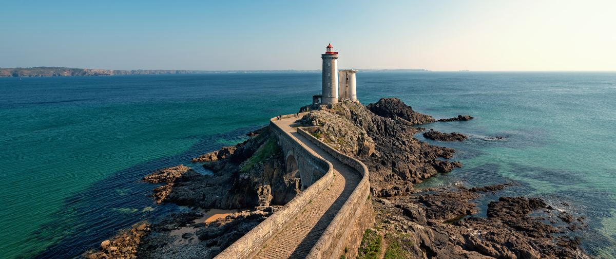 Pinel bord de mer - Vue sur le phare du Petit Minou à Plouzane en Bretagne