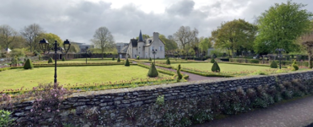 Le manoir de Bourgchevreuil, avec son magnifique jardin