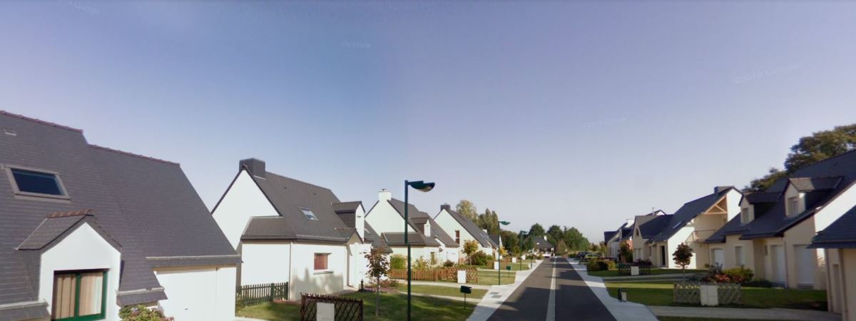 De belles maisons en face d’un champ sur l’Avenue de Bretagne