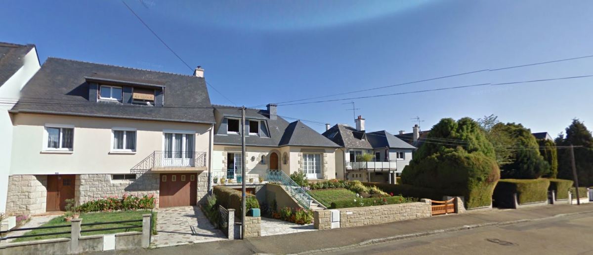 Des maisons au design moderne sur la rue du Parc, dans le centre-bourg de Chavagne