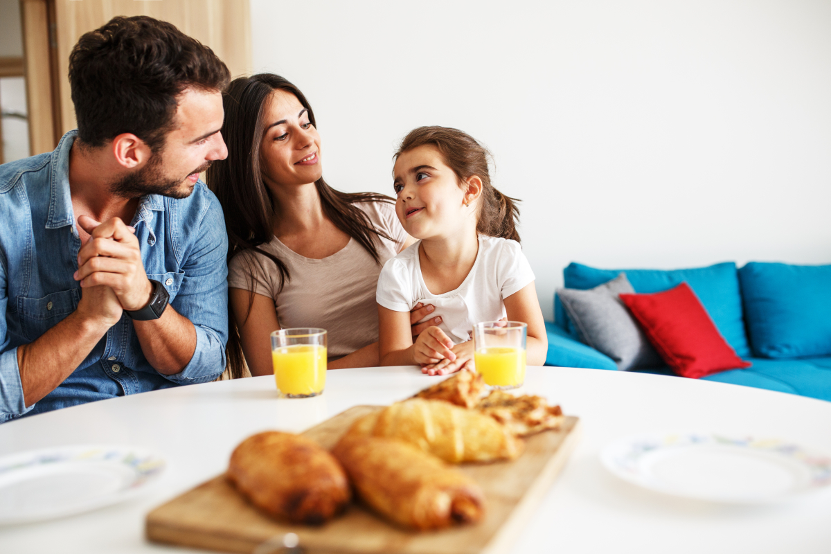 plafond pinel rennes - une famille au petit déjeuner