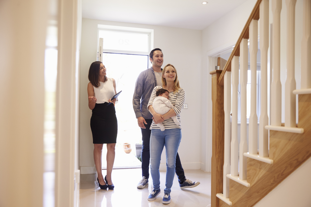 plafond pinel rennes - visite d'un appartement avec un agent immobilier