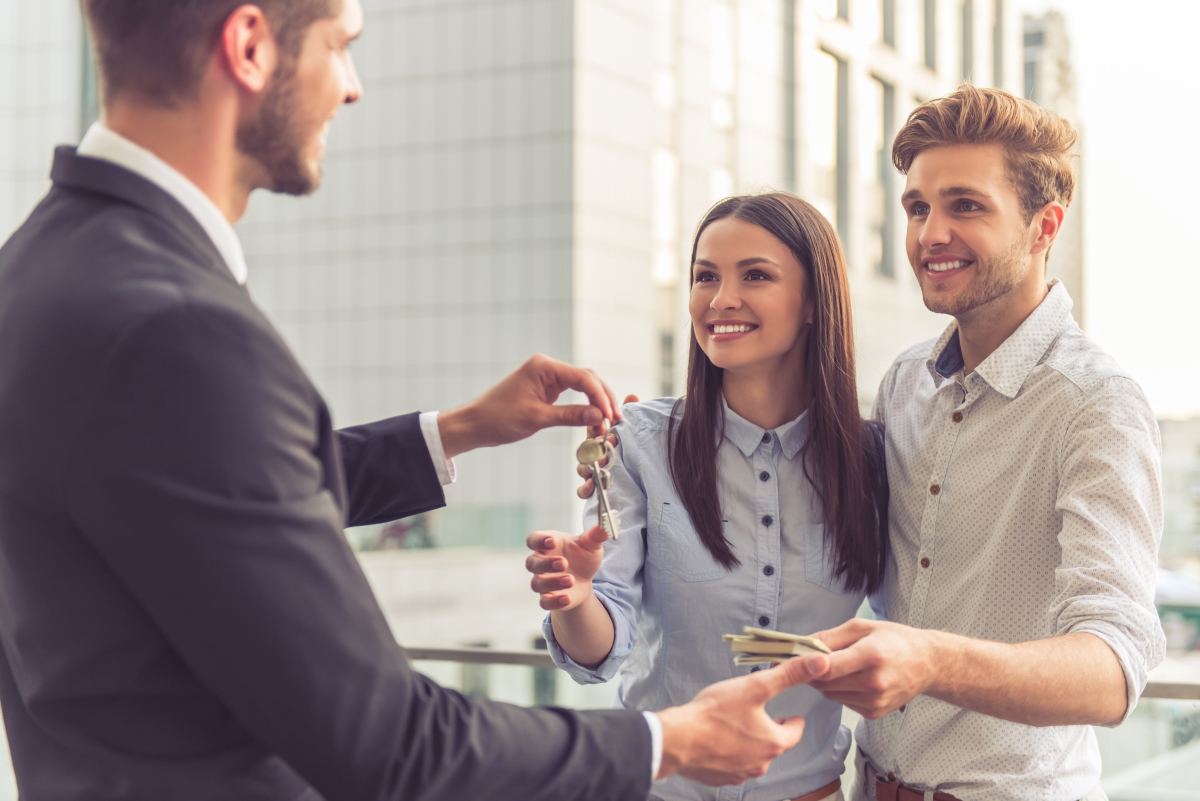 Aide l’achat immobilier dans le neuf avec le prêt à taux zéro Aide à l’achat immobilier à Rennes – couple recevant la clé de leur appartement neuf à Rennes