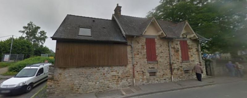 Une petite maison avec une façade en pierres au bord de la D 231, à Montgermont