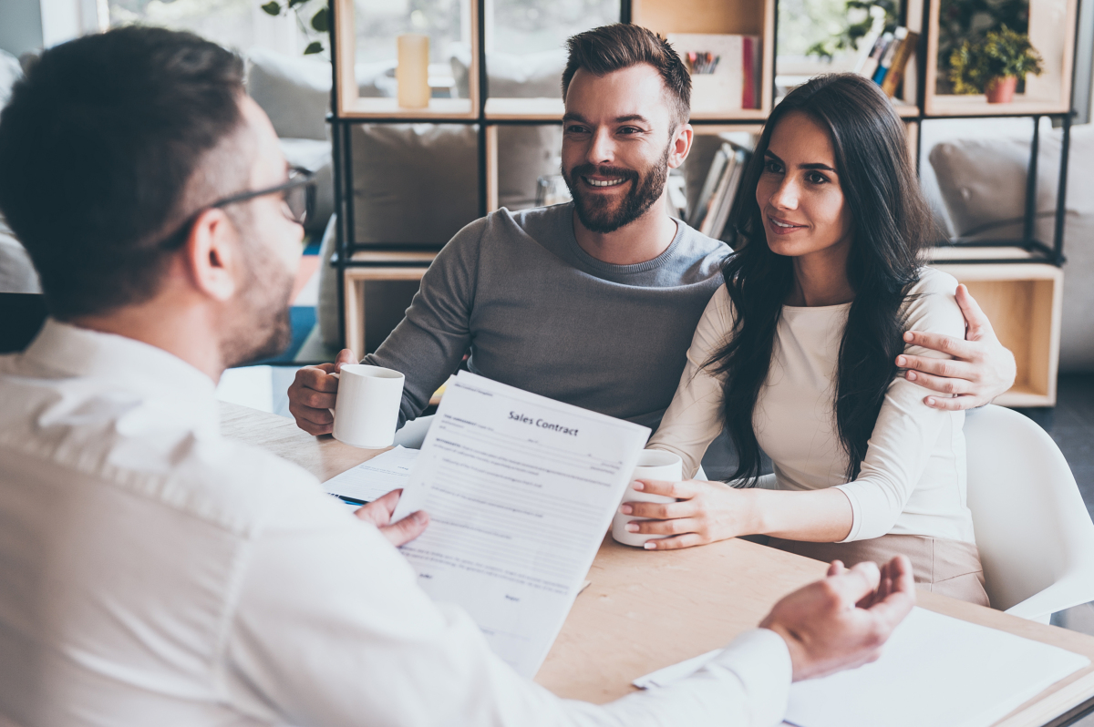 simulation d’achat avec meilleur taux immobilier à Rennes Taux immobilier à Rennes et en Bretagne – jeune couple discutant de leur projet immobilier
